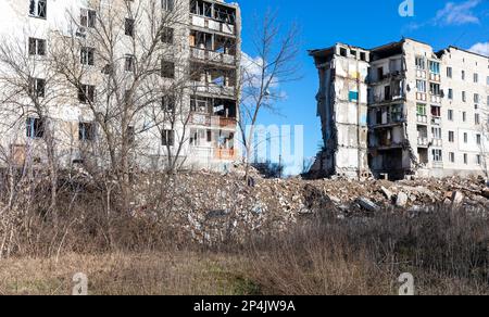 Die zerstörte Stadt Izyum, Charkiv-Region in der Ukraine. Zerstörte Häuser als Folge von Raketen- und Artilleriebeschüssen durch die russische faschistische Armee. Stockfoto