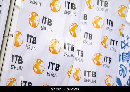 Berlin, Deutschland. 06. März 2023. Flaggen mit dem Logo vor der Messe Berlin fliegen vor der Eröffnung der Internationalen Tourismusbörse (ITB). Das diesjährige Gastland bei der ITB ist Georgia. Kredit: Fabian Sommer/dpa/Alamy Live News Stockfoto