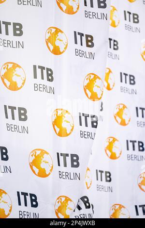 Berlin, Deutschland. 06. März 2023. Flaggen mit dem Logo vor der Messe Berlin fliegen vor der Eröffnung der Internationalen Tourismusbörse (ITB). Das diesjährige Gastland bei der ITB ist Georgia. Kredit: Fabian Sommer/dpa/Alamy Live News Stockfoto