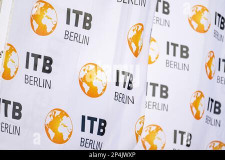 Berlin, Deutschland. 06. März 2023. Flaggen mit dem Logo vor der Messe Berlin fliegen vor der Eröffnung der Internationalen Tourismusbörse (ITB). Das diesjährige Gastland bei der ITB ist Georgia. Kredit: Fabian Sommer/dpa/Alamy Live News Stockfoto