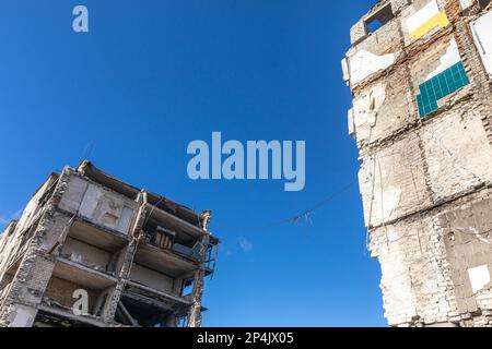 Die zerstörte Stadt Izyum, Charkiv-Region in der Ukraine. Zerstörte Häuser als Folge von Raketen- und Artilleriebeschüssen durch die russische faschistische Armee. Stockfoto