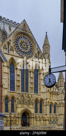 York, Großbritannien - 22. September 2022: Straßenblick mit dem York Minster, Einheimischen und Besuchern in York, North Yorkshire, England, Großbritannien Stockfoto