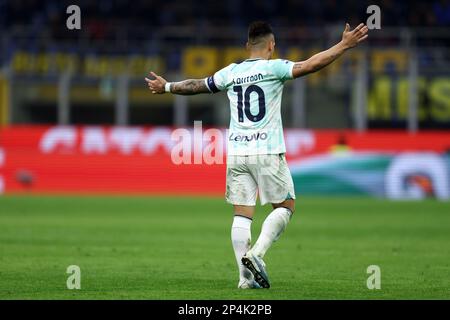 Mailand, Italien. 05. März 2023. Lautaro Martinez vom FC Internazionale Gesten während des Fußballspiels der Serie A vor dem FC Internazionale und uns Lecce im Stadio Giuseppe Meazza am 5. März 2023 in Mailand, Italien. Kredit: Marco Canoniero/Alamy Live News Stockfoto