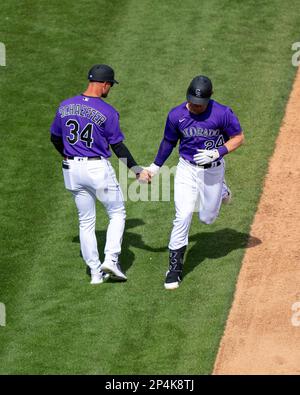 Der zweite Baseman Ryan McMahon (24) der Colorado Rockies feiert mit dem dritten Basecoach nach einem Homerun während eines MLB-Frühjahrstrainings gegen die Chicago Cubs Sunday, 5. März 2023, in Scottsdale, AZ. Chicago Cubs besiegte die Colorado Rockies 6-5 (Marcus Wilkins/Image of Sport) Stockfoto