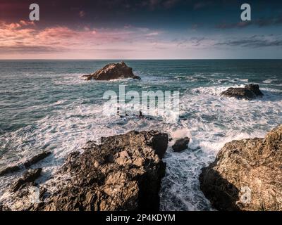 Ein spektakulärer Blick aus der Vogelperspektive auf die kleine felsige, unbewohnte Insel namens Goose vor der Küste Pentire Point East in Newquay in Cornwall in England Stockfoto