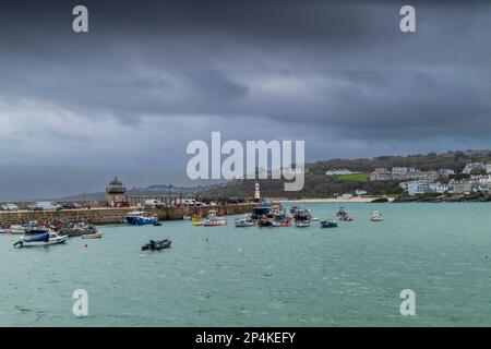 Wetter in Großbritannien. Ein regnerisch kalter, miserabler Tag in der historischen Küstenstadt St. Ives in Cornwall in England. Stockfoto