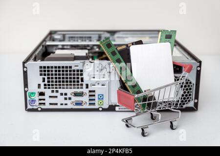 Nahaufnahme von Computerteilen im Warenkorb. Computer-Upgrade-Konzept Stockfoto