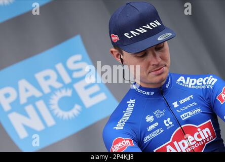 Die belgische Senne Leysen von Alpecin-Deceuninck wurde während der Teampräsentation im Vorfeld der zweiten Etappe des Achttägigen Radrennen Paris-Nizza 81. von Bazainville bis Fontainebleau (163,7 km) in Frankreich, Montag, 06. März 2023, dargestellt. BELGA FOTO DAVID PINTENS Stockfoto