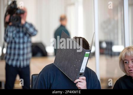 Rostock, Deutschland. 06. März 2023. Der Pflichtverteidiger Beate Falkenberg sitzt mit dem Angeklagten im Gerichtssaal des Rostock Regionalgerichts auf der Anklagebank. Der 27-jährige Mann steht wegen dreifachen Mordes vor Gericht. Er soll seinen Vater, seine Schwester und seine Mutter getötet haben. Kredit: Frank Hormann/dpa/Alamy Live News Stockfoto