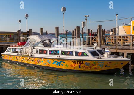 Alilaguna Boot, Wasserboot Transport zwischen dem Flughafen und Venedig in Venedig, Italien im Februar Stockfoto