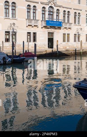 Murano Glass Museum, Museo del Vetro mit Reflexionen im Kanal in Murano, Venedig, Italien im Februar Stockfoto