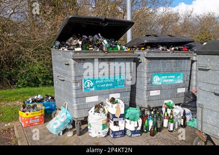 Glasflaschen in Behältern und auf dem Boden an der Flaschenrecyclingstation in Carmarthenshire Wales UK 2023. KATHY DEWITT Stockfoto