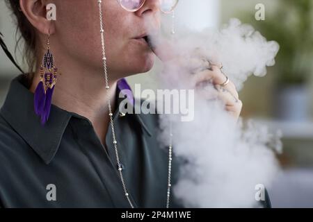 best mtl vape 2025 Vaping-Weiße Mit Modem Eine Dampfwolke Schwarzer Hintergrund Elektronische  Zigarette Mit Viel Rauch Vertaufen Vape Stockfoto