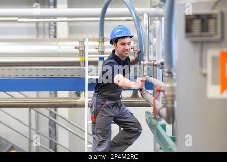 Assembler in einer industriellen Anlage - Montage und Reparatur vor Ort Stockfoto