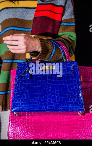 London, Großbritannien. 6. März 2023. Zwei der Hauptelemente von Hermès: A Special Order Shiny Bleu Electrique niloticus Crocodile Sellier Kelly 28, Horseshoe Stamp (HSS) 2018, est £22.000 - £28.000 und A Shiny Rose Scheherazade porosus Crocodile Birkin 40, 2015, est £20.000 - £30.000 - Vorschau auf Bonhams Designer Handtaschen und Mode-Sale im Knightsbridge-Verkaufsraum. Der Verkauf selbst findet am 9. März in Knightsbridge statt. Kredit: Guy Bell/Alamy Live News Stockfoto