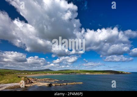 Blick auf Sandend im Sommer an der Moray Coast in Aberdeenshire, Schottland, Großbritannien Stockfoto