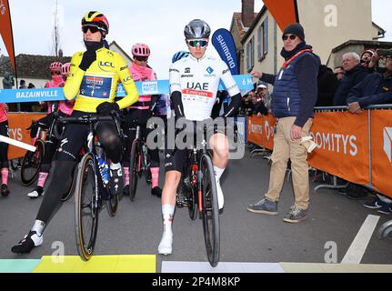 Der belgische Tim Merlier von Soudal Quick-Step trägt das gelbe Trikot des Anführers und der slowenische Tadej Pogacar von Team Emirates der Vereinigten Arabischen Emirate, dargestellt zu Beginn der zweiten Etappe der 81. Ausgabe des achttägigen Radrennen Paris-Nizza von Bazainville bis Fontainebleau (163,7 km) in Frankreich, Montag, 06. März 2023. BELGA FOTO DAVID PINTENS Stockfoto