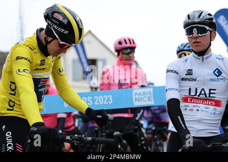 Der belgische Tim Merlier von Soudal Quick-Step trägt das gelbe Trikot des Anführers und der slowenische Tadej Pogacar von Team Emirates der Vereinigten Arabischen Emirate, dargestellt zu Beginn der zweiten Etappe der 81. Ausgabe des achttägigen Radrennen Paris-Nizza von Bazainville bis Fontainebleau (163,7 km) in Frankreich, Montag, 06. März 2023. BELGA FOTO DAVID PINTENS Stockfoto