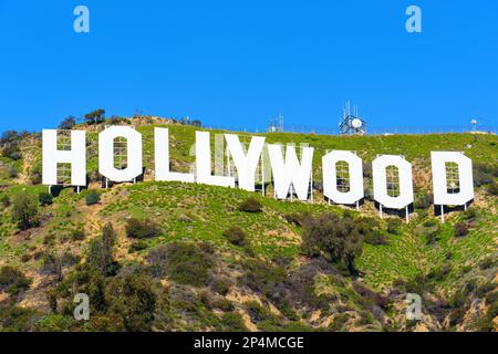 LOS ANGELES, KALIFORNIEN - 17. JANUAR 2023: 50 m hohe Buchstaben, die das Wort Hollywood ausdrücken Stockfoto