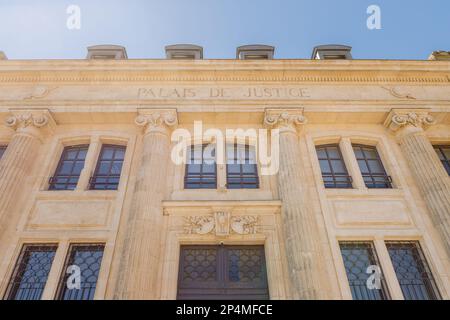 Les Sables d olonnes, Frankreich - 10. Juli 2022: Architekturdetail des Gerichtsgebäudes im historischen Stadtzentrum an einem Sommertag. Stockfoto