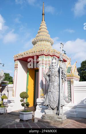 Kloster des Wat Pho Tempels mit Statue des chinesischen Wächters in Bangkok Stockfoto