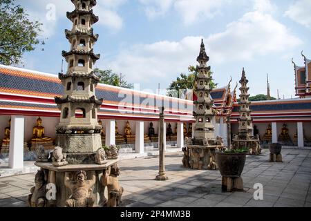 Phra Rabiang im Wat Pho, Bangkok. Es besteht aus Kreuzungen mit verschiedenen Buddha-Bildern aus der Rama-I-Periode. Stockfoto