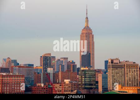 Blick auf das Empire State Building gegen den Himmel Stockfoto