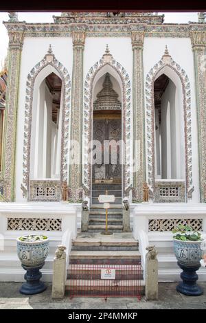 Phra Viharn Yod Tempel im Grand Palace Komplex in Bangkok. Das Gebäude dient als Kapelle für buddhistische Mönche. Stockfoto