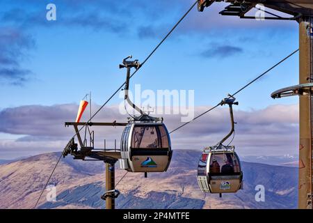 Fort William Aonach Mor Mountain Nevis Range, zwei Gondeln oben auf dem Aufzug Stockfoto