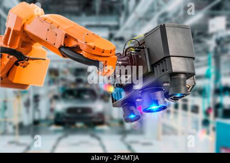 Industrieller 3D-Laserscanner auf Roboterarm im Hintergrund der Automobilfabrik. Automatisierte Fertigung von Roboterarmen. Entwicklung Stockfoto