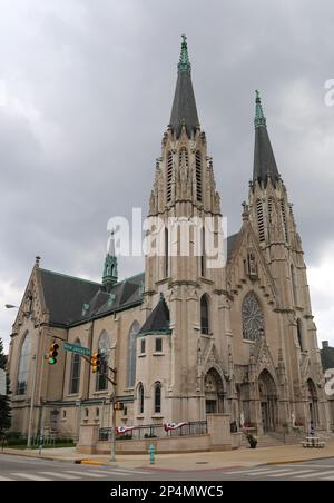 INDIANAPOLIS, IM SEPTEMBER 02: Historische St. Mary Katholische Kirche mit US-Flaggen und Blumen mit bewölktem Himmel. September 02,2014 in Indianapolis, IN Stockfoto