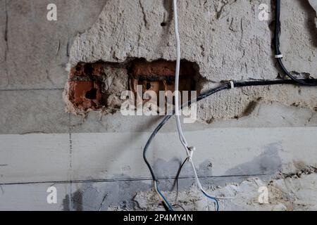 Elektrische Leitungen in der Wand. Rekonstruktion der Verkabelung Stockfoto