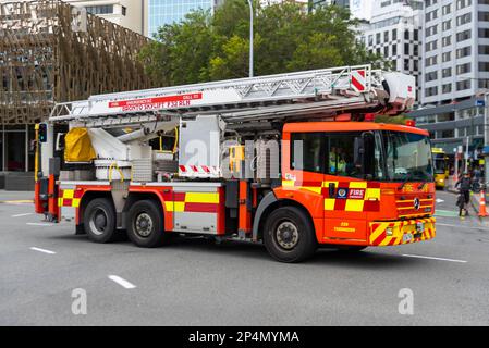 Feuerwehr Neuseeland, Neuseeland Feuerwehr, Feuerwehrauto fährt durch Wellington, Neuseeland. Mercedes Benz 2633 Thorndon 235 Stockfoto