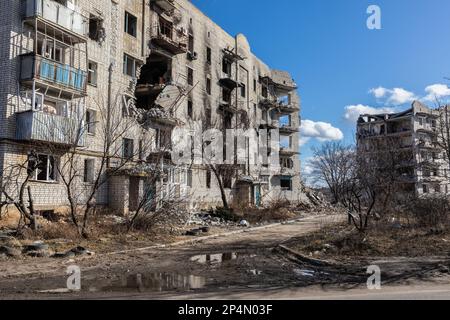 Blick auf zerstörte Häuser als Folge von Raketen- und Artilleriebeschuss durch die russische faschistische Armee. Sechs Monate nach dem Rückzug der russischen Armee wird das Leben in Izyum allmählich besser, da Strom und Wasser zur Verfügung stehen, aber die Stadtbewohner leiden immer noch unter der Kälte: Kaputte Kessel funktionieren nicht und die Einheimischen wärmen sich mit Hütten auf. Die Stadt steht zwar nicht mehr unter Beschuss, aber das Risiko einer Explosion ist immer noch hoch: Minen, Stolperdrähte oder nicht explodierte Granaten sind immer noch überall. Izyum wurde am 10. September 2022 während einer Gegenoffensive der ukrainischen Streitkräfte in der Region Charkiv befreit. T Stockfoto