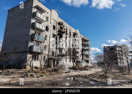 Blick auf zerstörte Häuser als Folge von Raketen- und Artilleriebeschuss durch die russische faschistische Armee. Sechs Monate nach dem Rückzug der russischen Armee wird das Leben in Izyum allmählich besser, da Strom und Wasser zur Verfügung stehen, aber die Stadtbewohner leiden immer noch unter der Kälte: Kaputte Kessel funktionieren nicht und die Einheimischen wärmen sich mit Hütten auf. Die Stadt steht zwar nicht mehr unter Beschuss, aber das Risiko einer Explosion ist immer noch hoch: Minen, Stolperdrähte oder nicht explodierte Granaten sind immer noch überall. Izyum wurde am 10. September 2022 während einer Gegenoffensive der ukrainischen Streitkräfte in der Region Charkiv befreit. T Stockfoto