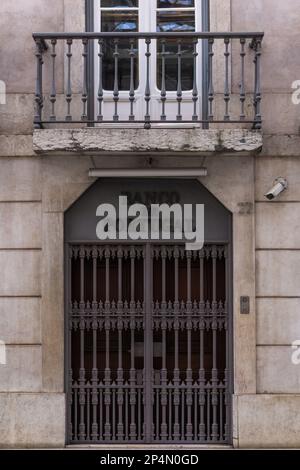 Fassade mit geschlossenen Metalltüren der Bank von Portugal in Lissabon Stockfoto