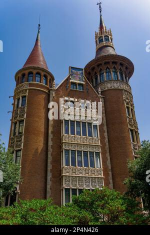 Barcelona, Spanien Casa de les Punxes Fassade. Blick von außen auf das moderne Gebäude Casa Terradas, entworfen von Josep Puig i Cadafalch in Barcelona Stockfoto