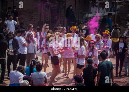 Lalitpur, Nepal. 6. März 2023. Besucher nehmen am 6. März 2023 am Patan Durbar Square in Lalitpur, Nepal, an der Feier des Holi Festivals Teil. Kredit: Hari Maharjan/Xinhua/Alamy Live News Stockfoto