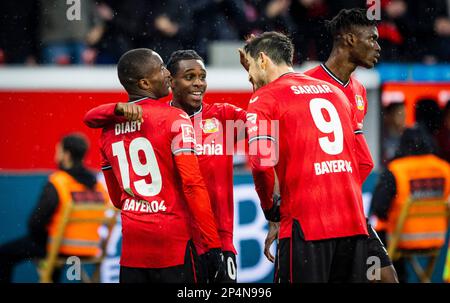 Leverkusen, Deutschland. 5. März 2023. Moussa Diaby (Leverkusen), Jeremie Frimpong (Leverkusen), Sardar Azmoun (Leverkusen) Bayer Leverkusen - Hertha BS Stockfoto