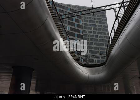 Haag, Niederlande, 02. Dezember 2017:Den Haag, moderne Gebäude in der Nähe des Hauptbahnhofs an nebligen Tagen Stockfoto