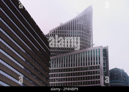 Haag, Niederlande, 02. Dezember 2017:Den Haag, moderne Gebäude in der Nähe des Hauptbahnhofs an nebligen Tagen Stockfoto