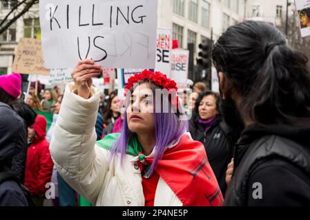 Plakat "Stop Killing up", "Million Women Rise", jährlicher märz gegen Gewalt gegen Frauen, London, UK 04/03/2023 Stockfoto