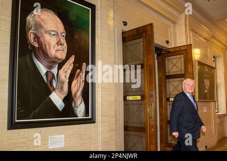 Der ehemalige Taoiseach Bertie Ahern wechselt zwischen Porträts des ehemaligen stellvertretenden Ersten Ministers Martin McGuiness (links) und des ehemaligen Ersten Ministers Ian Paisley während einer Sitzung der Plenartagung der britisch-irischen Parlamentarischen Versammlung in Stormont anlässlich des 25. Jahrestages des Karfreitagsabkommens. Foto: Montag, 6. März 2023. Stockfoto