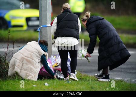 Die Menschen legen in der Nähe des Tatorts in der St. Mellons Gegend von Cardiff Blumengewächse ab, wo drei Menschen, die nachts verschwanden, bei einem Verkehrsunfall ums Leben kamen. Zwei weitere, die ebenfalls als vermisst gemeldet worden waren, wurden mit schweren Verletzungen ins Krankenhaus gebracht. Sophie Russon, 20, Eve Smith, 21 und Darcy Ross, 21, die die Reise von Porthcawl aus gemacht hatten, und Rafel Jeanne, 24, und Shane Loughlin, 32, Beide aus Cardiff wurden zuletzt in der Stadt gesehen, in den frühen Morgenstunden des Samstags. Foto: Montag, 6. März 2023. Stockfoto