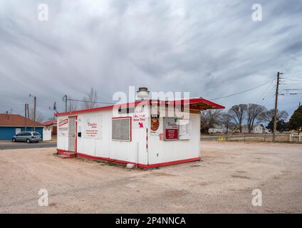 Hobbs, New Mexico, USA – 19. Februar 2023: Blick von außen auf Chiquita's Kitchen, ein Drive-in-Restaurant Stockfoto