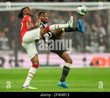 26. Februar 2023 - Manchester United / Newcastle United - Carabao Cup - Finale - Wembley Stadium Newcastle United's Allan Saint-Maximin und Aaron Wan-Bissaka während des Carabao Cup Finales. Bild : Mark Pain / Alamy Live News Stockfoto