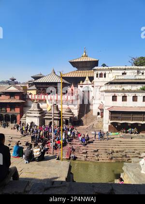 1. Dezember 2022, Kathmandu, Nepal, Hindu-Ritual der Einäscherung im Pashupatinath-Tempel. Stockfoto