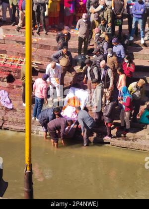 1. Dezember 2022, Kathmandu, Nepal, Hindu-Ritual der Einäscherung im Pashupatinath-Tempel. Stockfoto