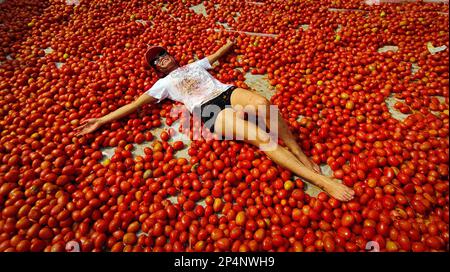 Kathmandu, Bagmati, Nepal. 6. März 2023. Eine Dame posiert auf dem Tomatenhaufen bei der Feier des holi Festivals in Kathmandu, Nepal am 6. März 2023. Die Feier wurde organisiert, um La Tomatina von Spanien zu symbolisieren. (Kreditbild: © Sunil Sharma/ZUMA Press Wire) NUR REDAKTIONELLE VERWENDUNG! Nicht für den kommerziellen GEBRAUCH! Kredit: ZUMA Press, Inc./Alamy Live News Stockfoto