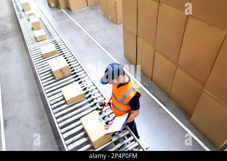 Arbeiter in einem Warenlager - Lagerung und Transport von Waren per Versandhandel - Nahaufnahme Foto Stockfoto